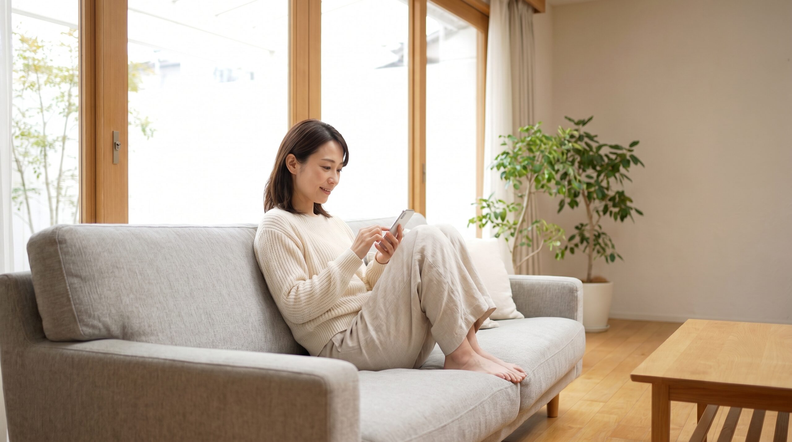 家事代行のよくある質問をスマホで調べる日本人女性